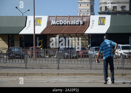 KHARKOV, UKRAINE - 24. AUGUST 2019: McDonald's Restaurant in Poltavsky Shlyakh 58. McDonald's ist eine US-amerikanische Hamburger und Fast Food Restaurant kette Stockfoto