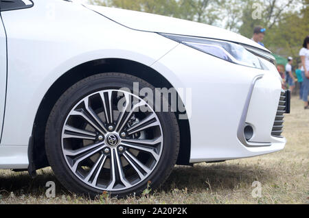 KHARKOV, UKRAINE - 31. AUGUST 2019: Toyota Corolla Lenkrad mit Dunlop Sport Maxx Reifen und Alufelgen. Die Toyota Motor Corporation ist Japanische multinationale Stockfoto