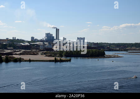 Lappeenranta, Finnland - 27. Juli 2019: UPM Kaukas Zellstoff- und Papierfabrik UPM-Kymmene Oyj ist eine finnische Forstindustrie. Stockfoto