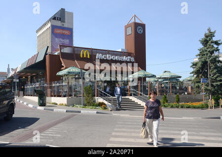 KHARKOV, UKRAINE - 24. AUGUST 2019: McDonald's Restaurant in Poltavsky Shlyakh 58. McDonald's ist eine US-amerikanische Hamburger und Fast Food Restaurant kette Stockfoto