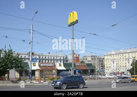 KHARKOV, UKRAINE - 24. AUGUST 2019: McDonald's Restaurant in Poltavsky Shlyakh 58. McDonald's ist eine US-amerikanische Hamburger und Fast Food Restaurant kette Stockfoto