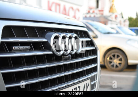 KHARKOV, UKRAINE - September 24, 2019: Audi Q5 3.0 TDI quattro Sport, Modell 2018 Vorderansicht Nahaufnahme Stockfoto