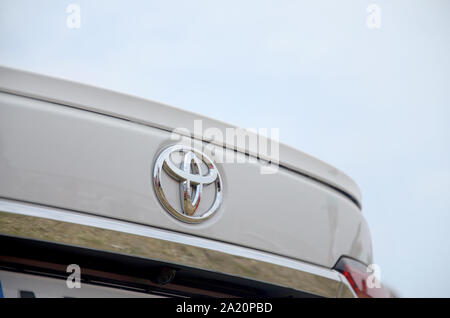 KHARKOV, UKRAINE - 31. AUGUST 2019: Toyota Corolla logo hautnah. Die Toyota Motor Corporation ist Japanische multinationale Automobilhersteller headquart Stockfoto