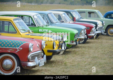 KHARKOV, UKRAINE - 31. AUGUST 2019: Reihe von renoviert Moskvich und GAZ Wolga Autos. Retro Autos aus der UDSSR Zeiten Stockfoto