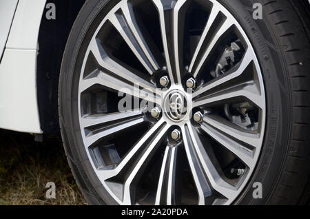 KHARKOV, UKRAINE - 31. AUGUST 2019: Toyota Corolla Lenkrad mit Dunlop Sport Maxx Reifen und Alufelgen. Die Toyota Motor Corporation ist Japanische multinationale Stockfoto