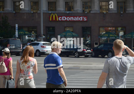 KHARKOV, UKRAINE - 24. AUGUST 2019: McDonald's Restaurant in Pavlovskaya Platz 6. McDonald's ist eine US-amerikanische Hamburger und Fast Food Restaurant kette Stockfoto