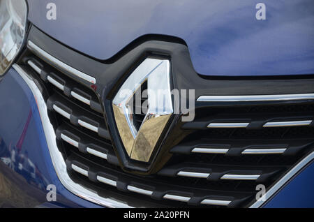 KHARKOV, UKRAINE - 31. AUGUST 2019: Renault Logo hautnah. Renault ist eine französische multinationale Automobilhersteller 1899 gegründet Stockfoto
