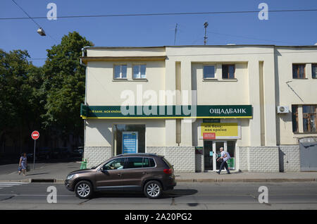 KHARKOV, UKRAINE - August 24, 2019: Fassade der regionalen Abteilung der Oschadbank, ein State Savings Bank in der Ukraine Poltavsky Shlyakh 28 19. Stockfoto