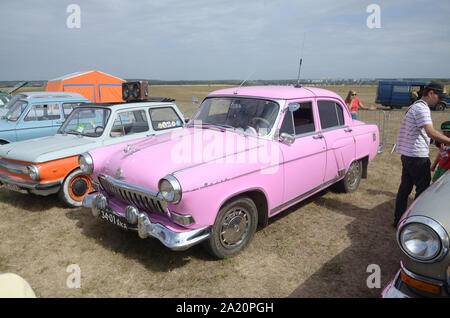 KHARKOV, UKRAINE - 31. AUGUST 2019: Pastell rosa Retro Car GAZ M21 Wolga tatsächlichen Zeiten der UDSSR Stockfoto