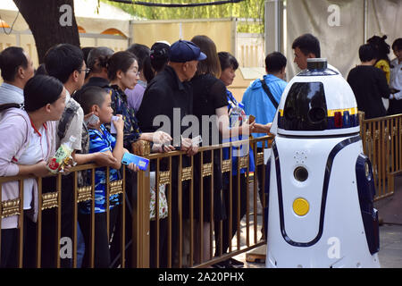 Peking, Peking, China. 30 Sep, 2019. Peking, China - Am 29. September 2019, auf dem Platz des Himmlischen Friedens, Peking, der Roboter elektronische Polizei mit automatischer Patrol und automatischem Wecker begann zu patrouillieren auf der Straße, die die Straße Sicherheit garantiert, und begrüßt die nationalen Tag. Credit: SIPA Asien/ZUMA Draht/Alamy leben Nachrichten Stockfoto