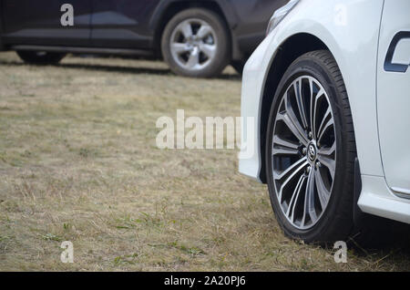 KHARKOV, UKRAINE - 31. AUGUST 2019: Toyota Corolla Lenkrad mit Dunlop Sport Maxx Reifen und Alufelgen. Die Toyota Motor Corporation ist Japanische multinationale Stockfoto