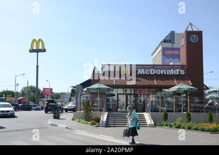 KHARKOV, UKRAINE - 24. AUGUST 2019: McDonald's Restaurant in Poltavsky Shlyakh 58. McDonald's ist eine US-amerikanische Hamburger und Fast Food Restaurant kette Stockfoto