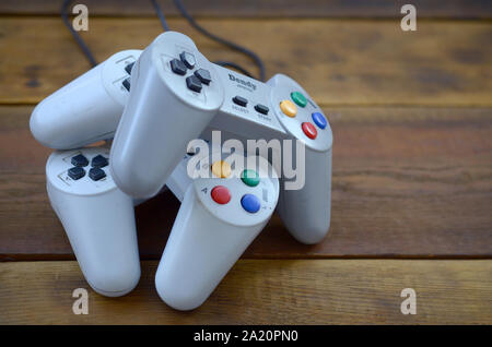 KHARKOV, UKRAINE - September 18, 2019: dendy Videospielkonsole Classic Controller auf einen hölzernen Tisch. Einer der meisten klassischen Spielkonsolen Stockfoto