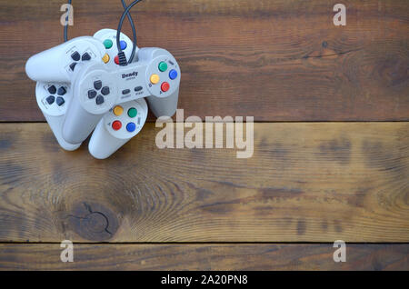 KHARKOV, UKRAINE - September 18, 2019: dendy Videospielkonsole Classic Controller auf einen hölzernen Tisch. Einer der meisten klassischen Spielkonsolen Stockfoto