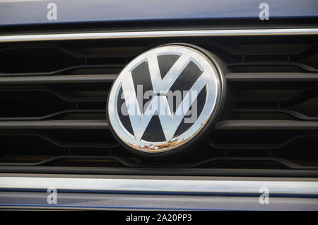 KHARKOV, UKRAINE - 31. AUGUST 2019: Volkswagen Logo. Volkswagen ist ein deutscher Automobilhersteller mit Sitz in Wolfsburg. Niedersachsen, Deutschland Stockfoto