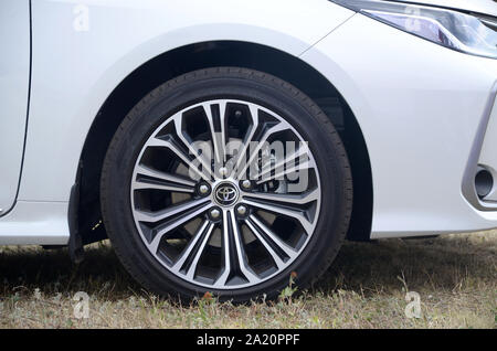 KHARKOV, UKRAINE - 31. AUGUST 2019: Toyota Corolla Lenkrad mit Dunlop Sport Maxx Reifen und Alufelgen. Die Toyota Motor Corporation ist Japanische multinationale Stockfoto