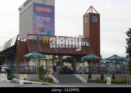 KHARKOV, UKRAINE - 24. AUGUST 2019: McDonald's Restaurant in Poltavsky Shlyakh 58. McDonald's ist eine US-amerikanische Hamburger und Fast Food Restaurant kette Stockfoto