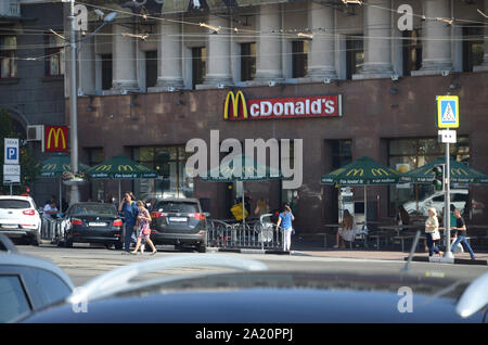 KHARKOV, UKRAINE - 24. AUGUST 2019: McDonald's Restaurant in Pavlovskaya Platz 6. McDonald's ist eine US-amerikanische Hamburger und Fast Food Restaurant kette Stockfoto