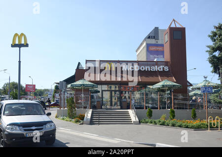 KHARKOV, UKRAINE - 24. AUGUST 2019: McDonald's Restaurant in Poltavsky Shlyakh 58. McDonald's ist eine US-amerikanische Hamburger und Fast Food Restaurant kette Stockfoto