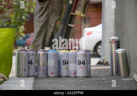 KHARKOV, UKRAINE - August 24, 2019: Montana mtn 94 und Kobra verwendet Spraydosen für Graffiti Malen im Freien Stockfoto