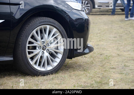 KHARKOV, UKRAINE - 31. AUGUST 2019: Toyota Corolla Lenkrad mit Bridgestone turanza Reifen und Alufelgen. Die Toyota Motor Corporation ist Japanisch multi Stockfoto