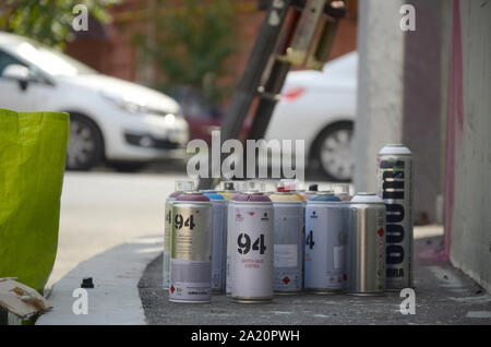 KHARKOV, UKRAINE - August 24, 2019: Montana mtn 94 und Kobra verwendet Spraydosen für Graffiti Malen im Freien Stockfoto