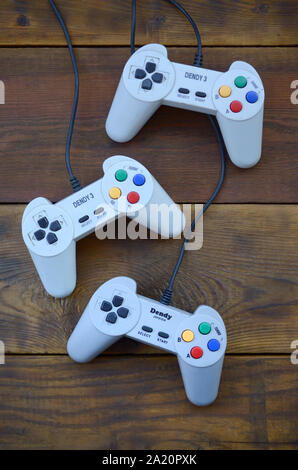 KHARKOV, UKRAINE - September 18, 2019: dendy Videospielkonsole Classic Controller auf einen hölzernen Tisch. Einer der meisten klassischen Spielkonsolen Stockfoto