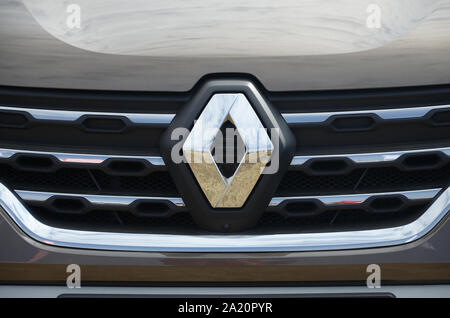 KHARKOV, UKRAINE - 31. AUGUST 2019: Renault Logo hautnah. Renault ist eine französische multinationale Automobilhersteller 1899 gegründet Stockfoto