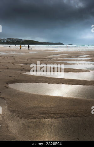 Dunkle dramatische Kühle herbstliche Wetter auf den Fistral Beach in Newquay in Cornwall. Stockfoto
