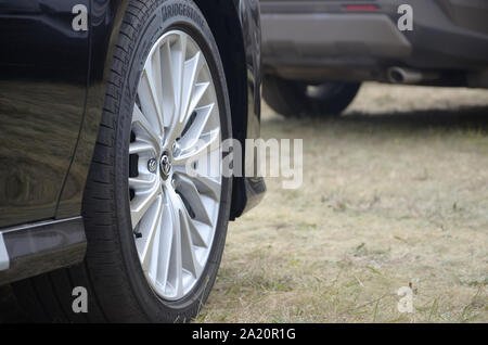 KHARKOV, UKRAINE - 31. AUGUST 2019: Toyota Corolla Lenkrad mit Bridgestone turanza Reifen und Alufelgen. Die Toyota Motor Corporation ist Japanisch multi Stockfoto