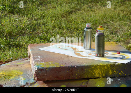 KHARKOV, UKRAINE - 24. AUGUST 2019: Kobra verwendet Spraydosen für Graffiti Malen im Freien und Schablone Stockfoto