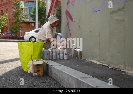 KHARKOV, UKRAINE - August 24, 2019: Montana mtn 94 und Kobra verwendet Spraydosen für Graffiti Malen im Freien Stockfoto