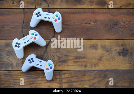 KHARKOV, UKRAINE - September 18, 2019: dendy Videospielkonsole Classic Controller auf einen hölzernen Tisch. Einer der meisten klassischen Spielkonsolen Stockfoto