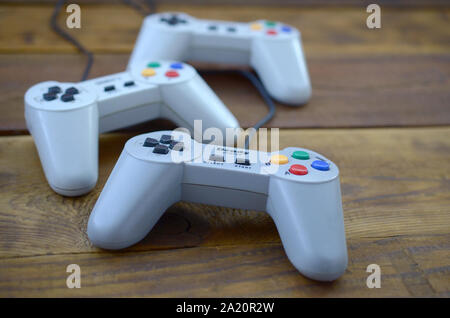 KHARKOV, UKRAINE - September 18, 2019: dendy Videospielkonsole Classic Controller auf einen hölzernen Tisch. Einer der meisten klassischen Spielkonsolen Stockfoto