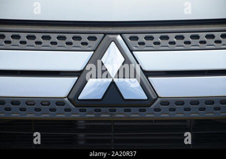 KHARKOV, UKRAINE - 31. AUGUST 2019: Mitsubishi Logo. Mitsubishi Motors war 6. grösste japanische Automobilhersteller und die 16 weltweit größten von Pro Stockfoto