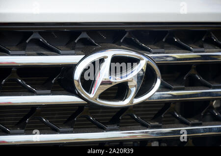 KHARKOV, UKRAINE - 31. AUGUST 2019: Hyundai logo hautnah. Hyundai Motor Company, Südkorea multinationales Unternehmen Stockfoto