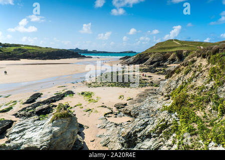 Eine Spring Tide entlarvt die Felsen von Porth Strand in Newquay in Cornwall. Stockfoto