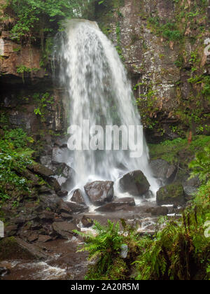 Beautiful South Wales Vauvillers fällt Wasserfall Felsen Nass-Flusses Neath/Afon Nedd - Wales Stockfoto