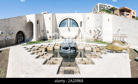 Der Besucher Skulptur von David Breuer-Weil und Carpe (Très Grande) Skulptur von François-Xavier Lalanne, Yerevan Cascade, Jerewan, Armenien Stockfoto