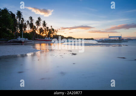 Traditionelle philippinische Bangka Boote am Strand, Panglao, Philippinen Stockfoto