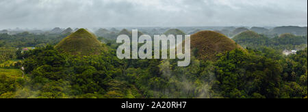 Der Panoramablick auf die Chocolate Hills bei Regenwetter, Bohol, Philippinen Stockfoto