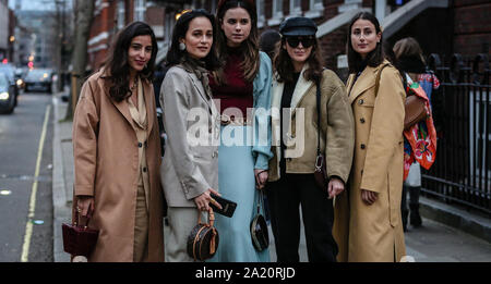 LONDON, UK, 16. Februar 2019: Bettina Looney, Anna Rosa Vitiello, Sylvia Haghjoo und Julia Haghjoo auf der Straße während der London Fashion Week. Stockfoto