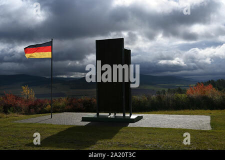 Rasdorf, Deutschland. 30 Sep, 2019. Die Sonne scheint von einem stürmischen Himmel auf dem Denkmal der deutschen Abteilung am Point Alpha in der Rhön. Quelle: Uwe Zucchi/dpa/Alamy leben Nachrichten Stockfoto