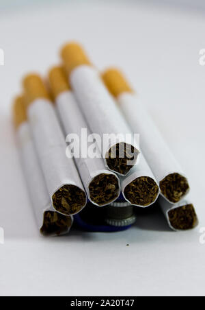 Geöffnet - Packung Zigaretten und Feuerzeug in der Nähe von Stockfoto