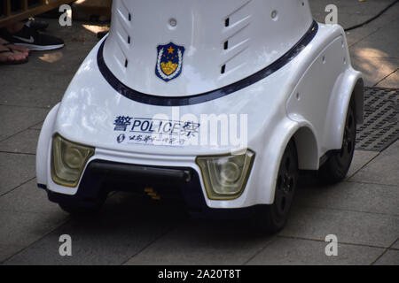 Peking, Peking, China. 30 Sep, 2019. Peking, China - Am 29. September 2019, auf dem Platz des Himmlischen Friedens, Peking, der Roboter elektronische Polizei mit automatischer Patrol und automatischem Wecker begann zu patrouillieren auf der Straße, die die Straße Sicherheit garantiert, und begrüßt die nationalen Tag. Credit: SIPA Asien/ZUMA Draht/Alamy leben Nachrichten Stockfoto