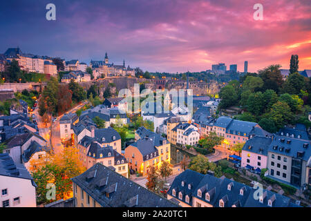 Die Stadt Luxemburg, Luxemburg. Antenne Stadtbild Bild der Altstadt Luxemburg Skyline der Stadt während der schönen Sonnenaufgang. Stockfoto
