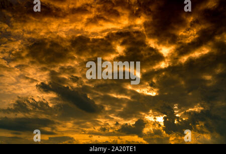 Dramatische goldenen Sonnenuntergang Himmel und weißen Wolken Cumulus. Bewölkter Himmel. Gottes Licht Konzept. Schöne cloudscape. Friedlich und ruhig. Natur Stockfoto