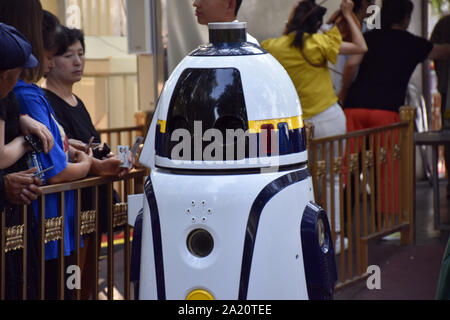 Peking, Peking, China. 30 Sep, 2019. Peking, China - Am 29. September 2019, auf dem Platz des Himmlischen Friedens, Peking, der Roboter elektronische Polizei mit automatischer Patrol und automatischem Wecker begann zu patrouillieren auf der Straße, die die Straße Sicherheit garantiert, und begrüßt die nationalen Tag. Credit: SIPA Asien/ZUMA Draht/Alamy leben Nachrichten Stockfoto