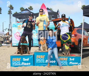 Huntington Beach, Kalifornien, USA. 28. September, 2019. Die Gewinner der Shredder Division sind Bono, eine Schokolade, Labrador, mit Eigentümer Ivan Moreira (Platz 2), Skyler, ein HEELER, mit Eigentümer Homer Henard (1. Platz), und Maya, ein Australian Cattle Dog mit Eigentümer Gilson de Moraes (3.Platz) auf der 11. jährlichen Surf City Surf Dog Wettbewerb bei Huntington Hundestrand in Huntington Beach, Kalifornien am 28. September 2019. Stockfoto