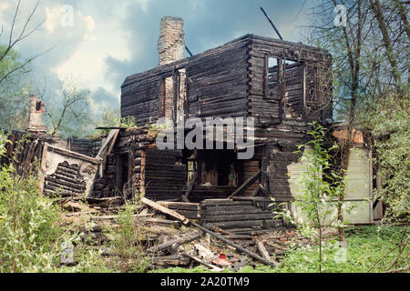 Verbrannte Holz- Haus nach Brand, verfallenen Gebäude mit am Herd. Stockfoto